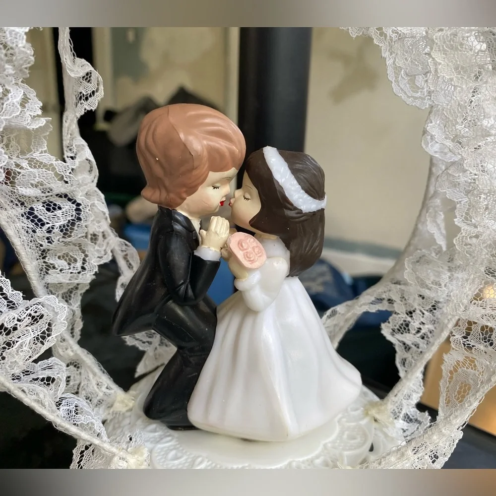 Vintage 10” Wedding Cake Topper Young Bride & Groom White Pearl Arch